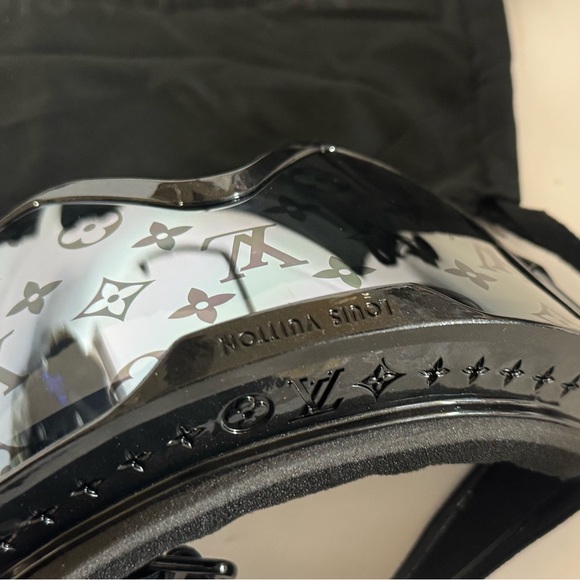Gently used Men’s Louis Vuitton Designer Ski Goggles Monogram LV - Picture 6 of 8